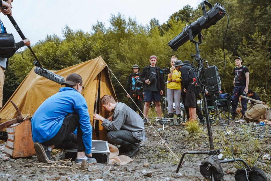 Filmska ekipa postavlja opremu za vanjsko snimanje