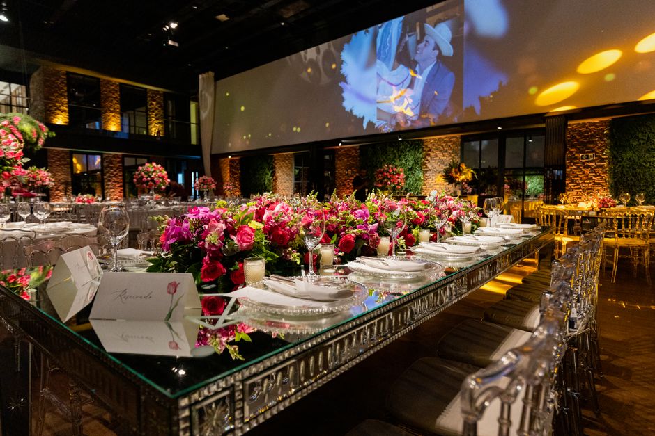 Vjenčani banket s cvjetnim aranžmanima i glazbenim gostom