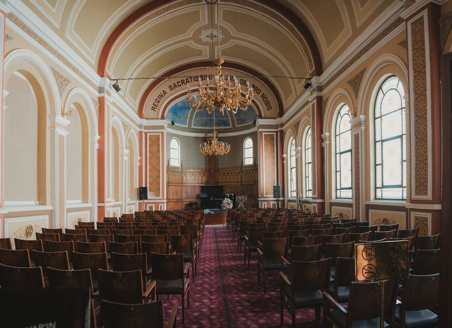 Raskošan barokni interijer crkve s elegantnim lusterima i ornamentalnom arhitekturom